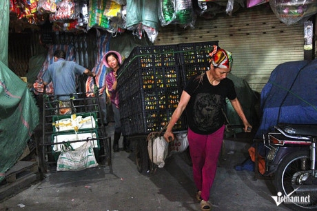 C&ocirc; Th&ecirc;m (đội khăn) đang k&eacute;o chuyến h&agrave;ng hoa quả nặng hơn 2 tạ.