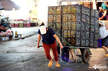 Rớt nước mắt đời nữ cửu vạn k&eacute;o h&agrave;ng xuy&ecirc;n đ&ecirc;m ở chợ Long Bi&ecirc;n