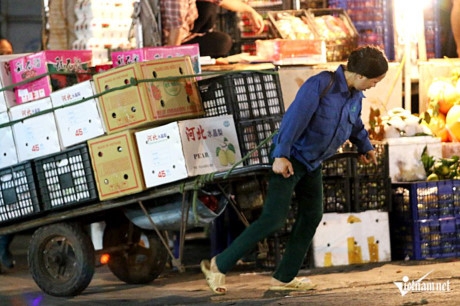 Khi kh&ocirc;ng c&oacute; ai hỗ trợ đẩy từ ph&iacute;a sau th&igrave; c&aacute;c nữ cửu vạn phải k&eacute;o với sức lực bỏ ra gấp nhiều lần b&igrave;nh thường.