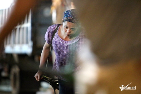 So với những cửu vạn l&agrave; nam th&igrave; sức k&eacute;o của c&aacute;c nữ cửu vạn tại đ&acirc;y kh&ocirc;ng hề k&eacute;m cạnh, họ l&agrave;m li&ecirc;n tục với mức tiền c&ocirc;ng mỗi chuyến khoảng 80 ng&agrave;n đồng.