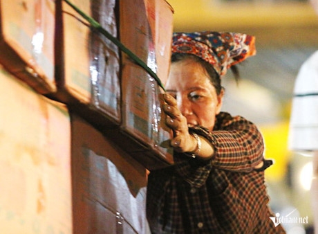 Tiền c&ocirc;ng cho những người đẩy xe ở ph&iacute;a sau dao động từ 20-30 ng&agrave;n đồng mỗi chuyến.