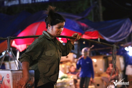 Tiền mua xe k&eacute;o rơi v&agrave;o khoảng 4 triệu đồng, một gi&aacute; kh&aacute; cao với nhiều người n&ecirc;n họ đ&agrave;nh d&ugrave;ng đ&ograve;n g&aacute;nh để g&aacute;nh từng chuyến h&agrave;ng nhỏ, mỗi chuyến được trả c&ocirc;ng 20-30 ng&agrave;n đồng t&ugrave;y qu&atilde;ng đường.