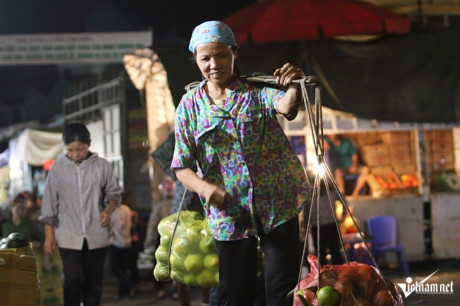 D&ugrave; h&agrave;ng &iacute;t hay nhiều họ đều nhận l&agrave;m để mong kiếm th&ecirc;m ch&uacute;t tiền mưu sinh.