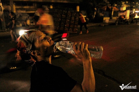 Trong ph&uacute;t nghỉ ngơi hiếm hoi, c&ocirc; Th&ecirc;m trải l&ograve;ng: