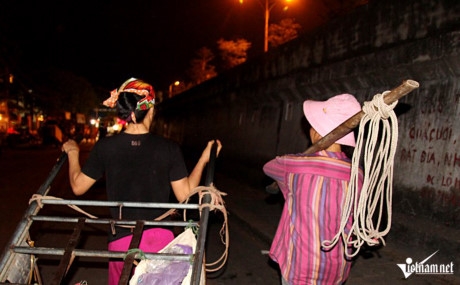 D&ugrave; mệt nhưng khi được hỏi, ai nấy đều cười tươi v&agrave; chia sẻ niềm vui mỗi khi c&oacute; nhiều đơn đặt h&agrave;ng mỗi đ&ecirc;m.