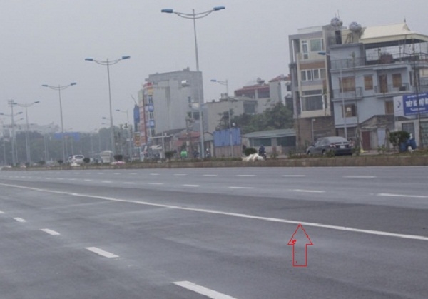 Vạch liền ph&acirc;n chia c&aacute;c l&agrave;n xe kh&ocirc;ng được ph&eacute;p đ&egrave; l&ecirc;n vạch trừ một số trường hợp theo quy định. Ảnh: Như Trường.