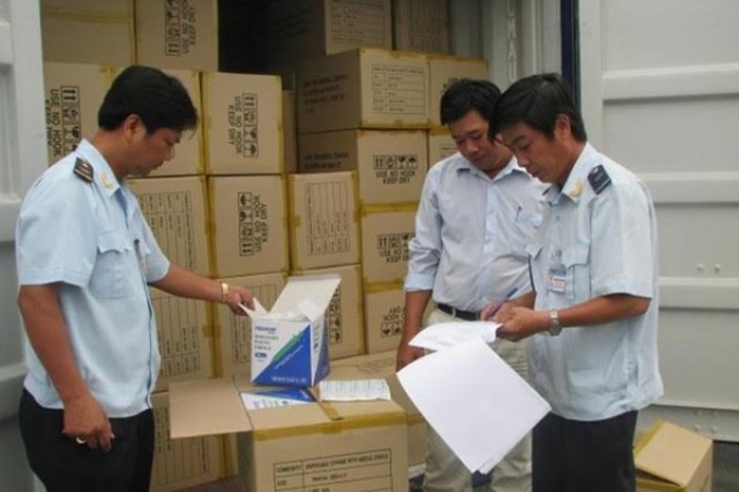l Lực lượng hải quan kiểm tra h&agrave;ng h&oacute;a xuất nhập khẩu. (Ảnh minh họa)