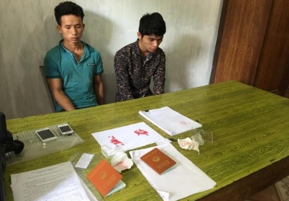 Đối tượng v&agrave; tang vật một vụ bắt giữ ma t&uacute;y do lực lượng Hải quan chủ tr&igrave;.