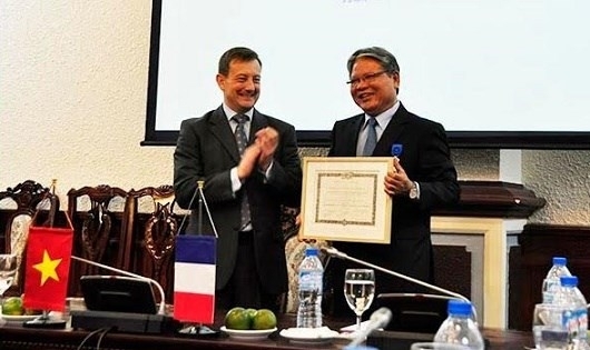 Pháp trao tặng Huân chương Quốc công cho nguyên Bộ trưởng Hà Hùng Cường