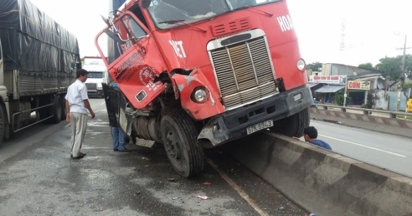 Container bay lên dải phân cách trên cầu vượt Linh Xuân