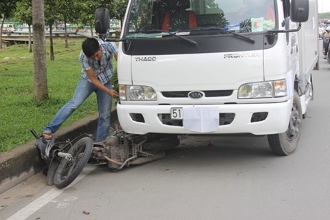 Hiện trường vụ tai nạn giữa xe tải v&agrave; xe m&aacute;y