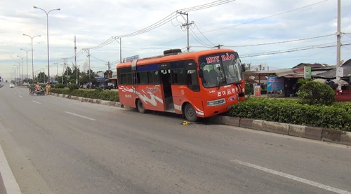 H&agrave;ng chục h&agrave;nh kh&aacute;ch tr&ecirc;n xe 34 chỗ g&agrave;o th&eacute;t khi xe n&agrave;y leo l&ecirc;n dải ph&acirc;n c&aacute;ch đ&acirc;m g&atilde;y cột đ&egrave;n chiếu s&aacute;ng v&igrave; t&agrave;i xế ngủ gật