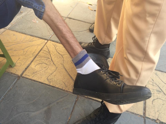 Đối tượng bị qu&egrave; một ch&acirc;n v&agrave; phải d&ugrave;ng lạng để di chuyển.&nbsp;