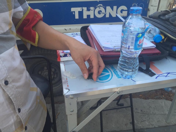 &nbsp;X&aacute;c định b&ecirc;n trong miếng t&uacute;i nilon m&agrave;u đen l&agrave; 2 t&eacute;p heroin.&nbsp;