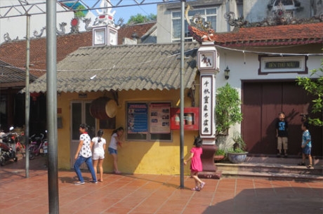 Trường tiểu học Nguyễn B&aacute; Ngọc, quận Ba Đ&igrave;nh, H&agrave; Nội nằm s&aacute;t cạnh đ&igrave;nh Kim M&atilde; Thượng.