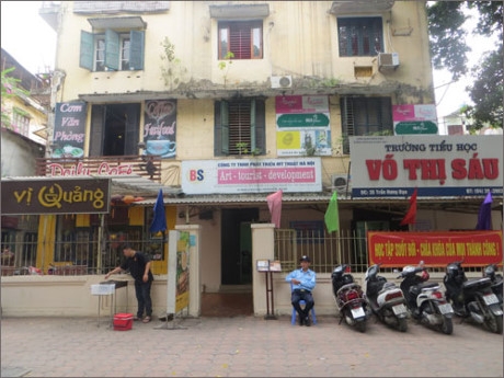 Trường tiểu học V&otilde; Thị S&aacute;u, quận Ho&agrave;n Kiếm, H&agrave; Nội chung s&acirc;n với một số nh&agrave; d&acirc;n v&agrave; hộ kh&ocirc;ng ở nhưng lại cho nh&agrave; h&agrave;ng ăn uống thu&ecirc;.