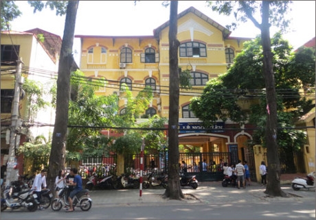 Đến nay, trường tiểu học v&agrave; THCS L&ecirc; Ngọc H&acirc;n, quận Hai B&agrave; Trưng vẫn cho học sinh học tập chung với trường tiểu học tại 41 L&ograve; Đ&uacute;c, H&agrave; Nội n&ecirc;n học sinh cấp I vẫn chưa được học 2 buổi/ng&agrave;y ở trường.