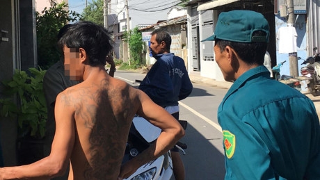 Đối tượng xăm tr&ecirc;n người nh&ograve;m ng&oacute; nh&agrave; chị Đ&agrave;o.