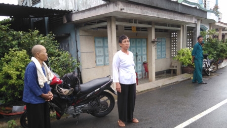 Người d&acirc;n t&igrave;m đến nh&agrave; chị Đ&agrave;o nhờ gi&uacute;p đỡ.