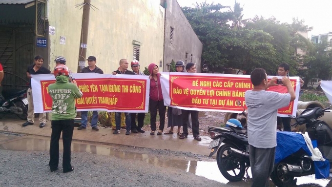 Người mua nh&agrave; tập chung phản đối chủ đầu tư.