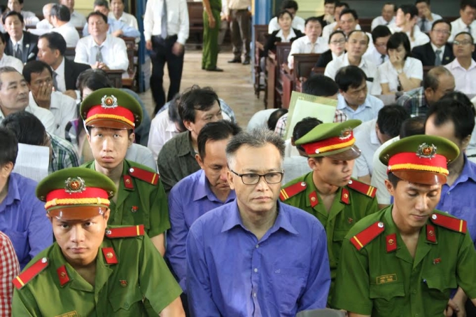 &Ocirc;ng L&ecirc; Dũng (đeo k&iacute;nh) đ&atilde; chối tội tại phi&ecirc;n t&ograve;a.