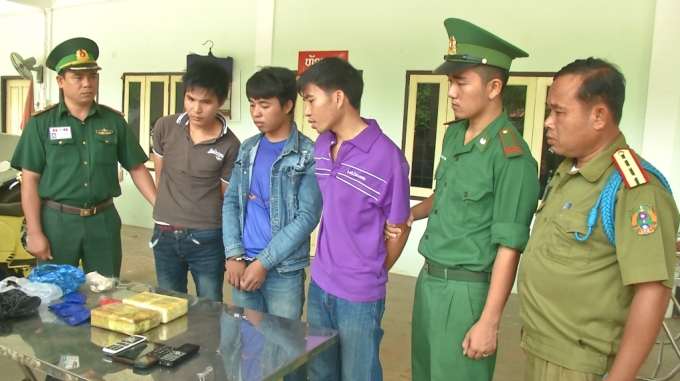 C&aacute;c đối tượng c&ugrave;ng tang vật bị lực lượng chức năng bắt giữ.