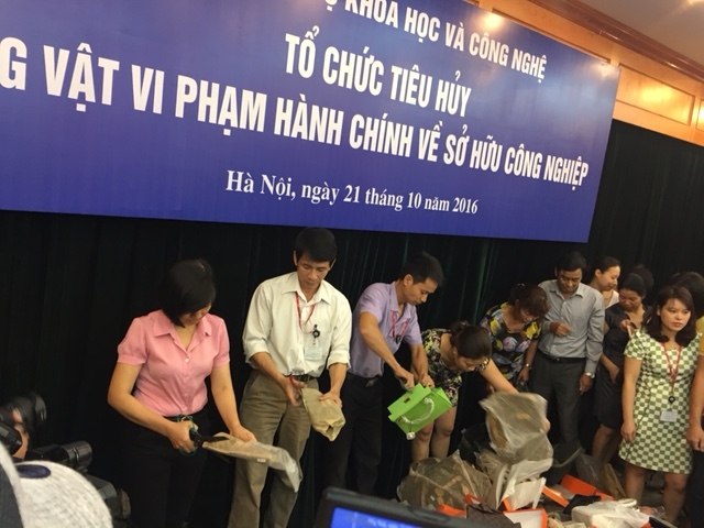 Mặt h&agrave;ng&nbsp;vi phạm h&agrave;nh ch&iacute;nh về giả mạo nh&atilde;n hiệu chủ yếu l&agrave; t&uacute;i da.
