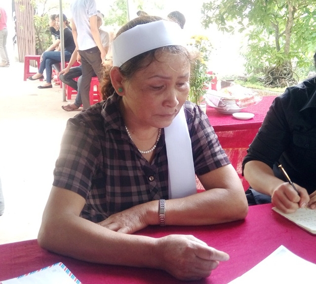 B&agrave; Đặng Thị M&ugrave;i (c&ocirc; ruột Hương) đau đớn kể về đứa ch&aacute;u. Ảnh: M.K