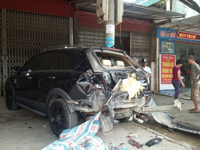Chiếc xe 7 chỗ m&agrave;u đen bị biến dạng sau khi vụ tai nạn kinh ho&agrave;ng xảy ra.