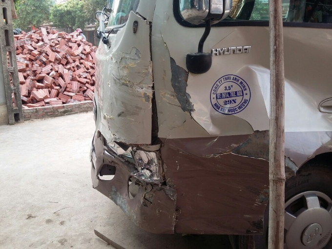 Vụ tai nạn khiến cho b&eacute; g&aacute;i đi xe đạp bị thương c&ograve;n chiếc xe &ocirc; t&ocirc; 7 chỗ m&agrave;u đen bị hư hỏng nặng phần đu&ocirc;i xe.&nbsp;