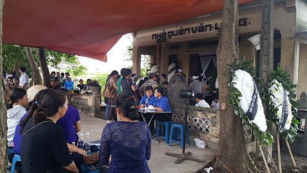 Rất đ&ocirc;ng bạn b&egrave;, người th&acirc;n, thầy c&ocirc; đến tiễn đưa c&ocirc; sinh vi&ecirc;n xấu số về nơi an nghỉ cuối c&ugrave;ng.