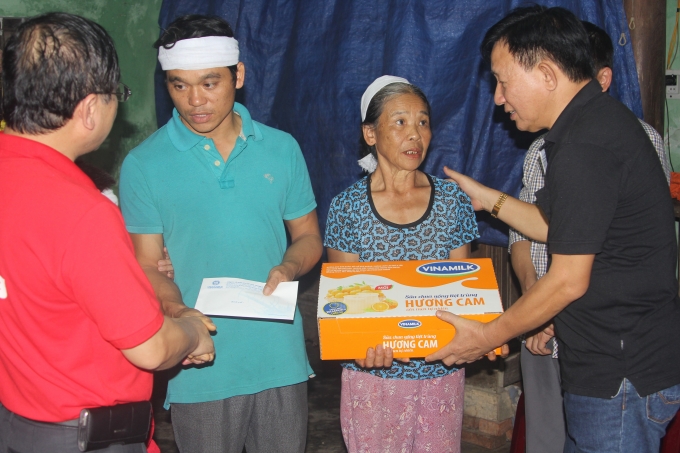 Đại diện Vinamilk v&agrave; b&aacute;o Tiền Phong trao&nbsp;sổ tiết kiệm 15 triệu đồng cho gia đ&igrave;nh chị Nguyễn Thị Loan (tổ 1, phường Đại N&agrave;i, TP.H&agrave; Tĩnh) đ&atilde; qua đời v&igrave; bị lật thuyền trong đợt mưa lũ vừa qua, để gi&uacute;p 2 con nhỏ của chị tiếp tục được đến trường.