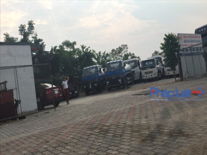 Mặc d&ugrave; t&igrave;nh trạng tập kết trưng b&agrave;y xe tải, xe chuy&ecirc;n dụng đ&atilde; diễn ra trong một thời gian d&agrave;i nhưng vẫn kh&ocirc;ng bị xử l&yacute;.