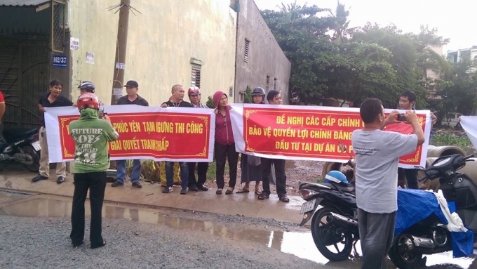 Người mua nh&agrave; tập chung phản đối chủ đầu tư.