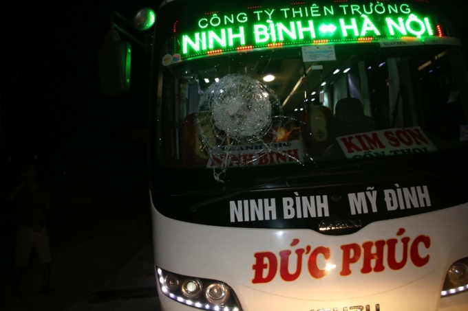 K&iacute;nh chắn gi&oacute; trước xe kh&aacute;ch đ&atilde; bị rạn nứt.