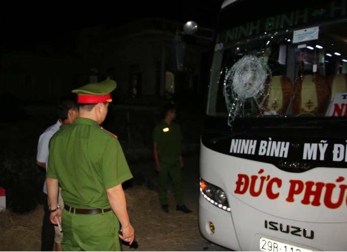 Được biết, v&agrave;o ng&agrave;y 7/7/2015, tại x&atilde; Thanh Phong, huyện Thanh Li&ecirc;m, tỉnh H&agrave; Nam cũng đ&atilde; xảy ra vụ n&eacute;m đ&aacute; xe kh&aacute;ch tương tự, l&agrave;m&nbsp;một nữ h&agrave;nh kh&aacute;ch bị thương.