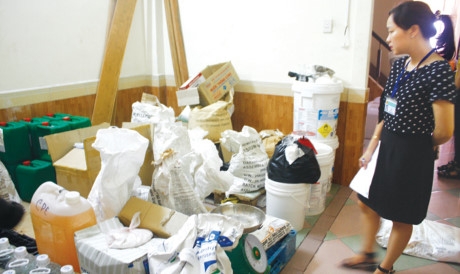 Ngổn ngang h&oacute;a chất, phụ gia thực phẩm tại cửa h&agrave;ng h&oacute;a chất tr&ecirc;n đường Điện Bi&ecirc;n Phủ. Ảnh: Nguyễn Th&agrave;nh.