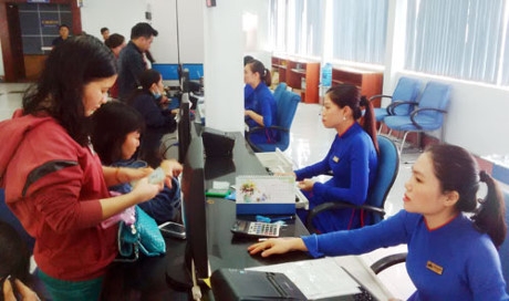 H&agrave;nh kh&aacute;ch mua v&eacute; t&agrave;u tết tại ga S&agrave;i G&ograve;n v&agrave;o đầu th&aacute;ng 10. Ảnh: H.K