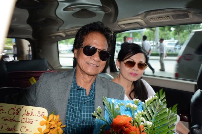 Chế Linh rạng rỡ c&ugrave;ng vợ về Việt Nam chuẩn bị cho liveshow tại H&agrave; Nội