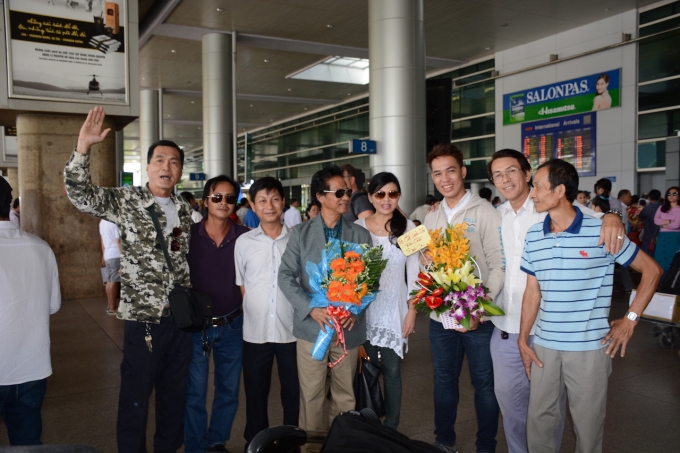 Chế Linh rạng rỡ c&ugrave;ng vợ về Việt Nam chuẩn bị cho liveshow tại H&agrave; Nội