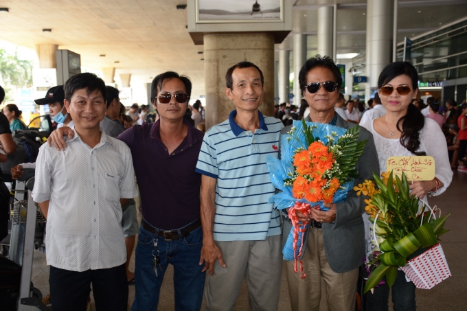 Chế Linh rạng rỡ c&ugrave;ng vợ về Việt Nam chuẩn bị cho liveshow tại H&agrave; Nội