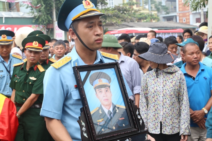 Trung u&yacute; Đặng Đ&igrave;nh Duy (người trong di ảnh) l&agrave; 1 trong 3 phi c&ocirc;ng hi sinh trong khi đang thực hiện bay huấn luyện tr&ecirc;n m&aacute;y bay trực thăng của Trung t&acirc;m Huấn luyện (B&agrave; Rịa - Vũng T&agrave;u), Tổng C&ocirc;ng ty trực thăng Việt Nam, số hiệu 8632EC130T2 tại n&uacute;i Dinh v&agrave;o ng&agrave;y 18/10 vừa qua.