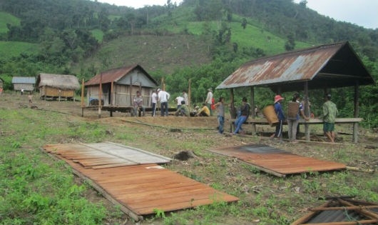 L&agrave;ng Brang được di chuyển đến nơi an to&agrave;n hơn.