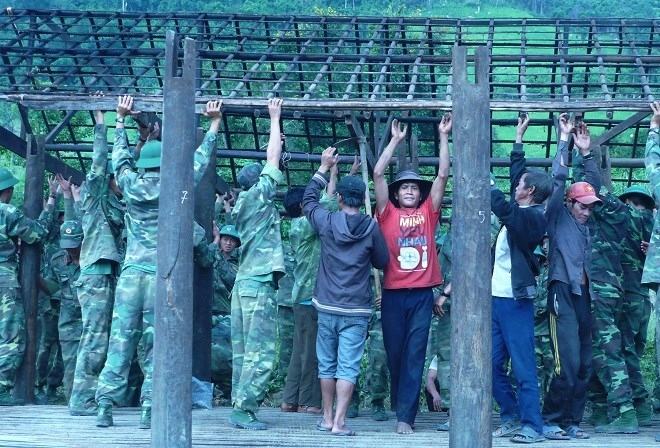 Bộ đội gi&uacute;p d&acirc;n dựng nh&agrave;.