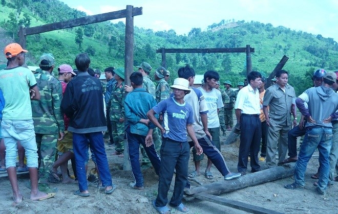 Bộ đội gi&uacute;p d&acirc;n dựng nh&agrave;.