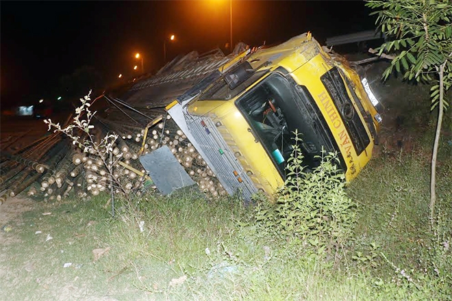 Chiếc xe&nbsp;&ocirc; t&ocirc; tải chở luồng biển bị lật.