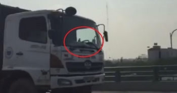 Hà Nội: Tài xế xe chở rác vô tư đi ngược chiều?