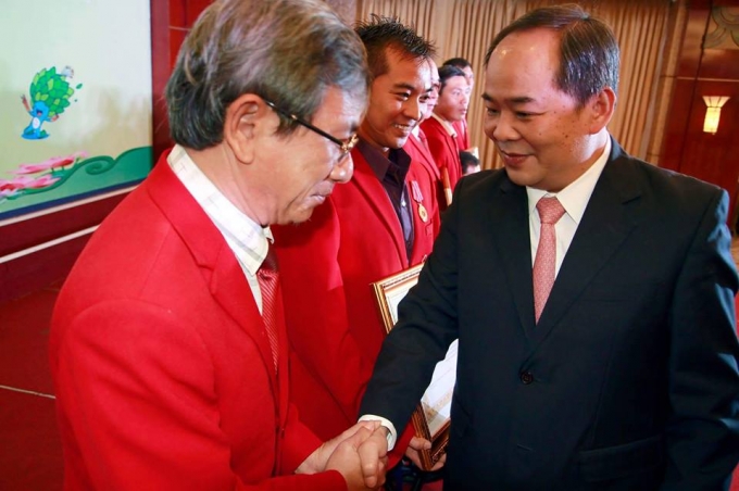 &Ocirc;ng L&ecirc; Kh&aacute;nh Hải, Thứ trưởng Bộ Văn h&oacute;a, Thể thao v&agrave; Du lịch trao tặng Hu&acirc;n chương cho c&aacute;c HLV, VĐV. Ảnh: Hồng Ph&uacute;c