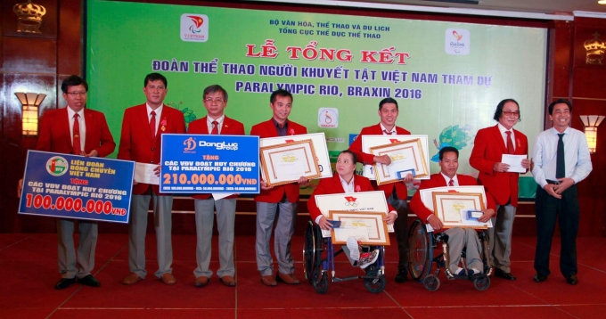 Đại diện c&aacute;c nh&agrave; t&agrave;i trợ cũng trao thưởng cho c&aacute;c HLV, VĐV tham dự Thế vận hội. Ảnh: Hồng Ph&uacute;c