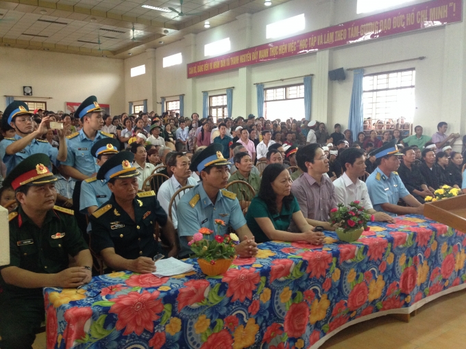 Đại điện đơn vị của Thượng &uacute;y Đặng Đ&igrave;nh Duy v&agrave; Đại diện UBND huyện Thanh Li&ecirc;m, UBND tỉnh H&agrave; Nam c&oacute; mặt tại lễ tiếp nhận h&agrave;i cốt liệt sĩ.